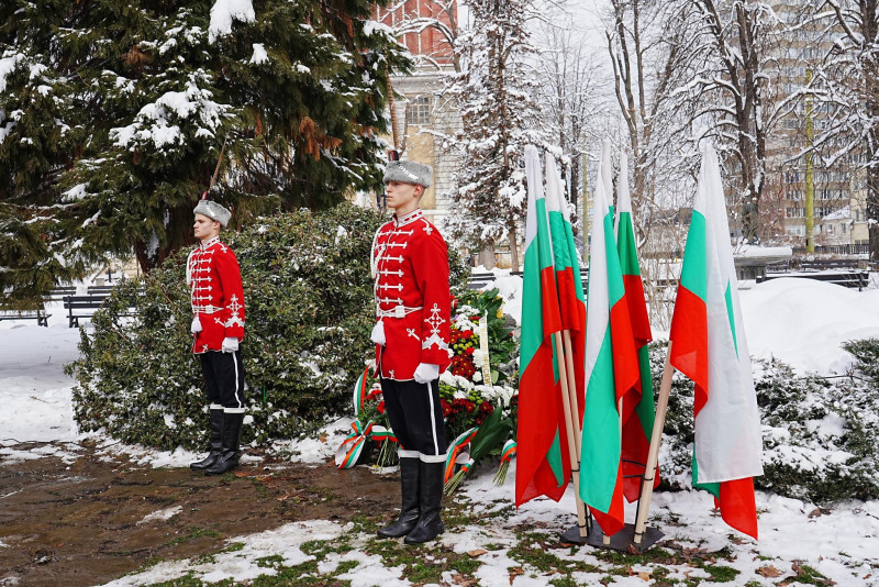 Снимка за Габрово днес отдава почит към делото на Апостол...