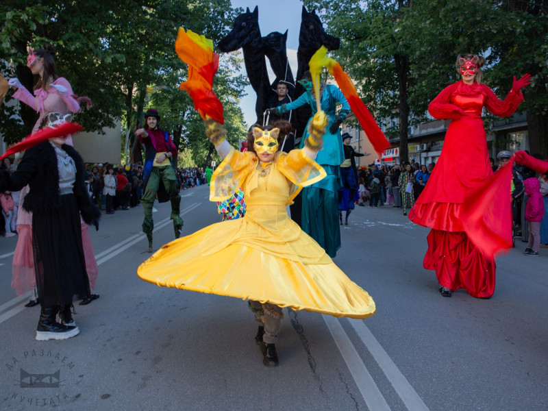 Снимка за Габрово разлая кучетата – карнавален вихър от ц...