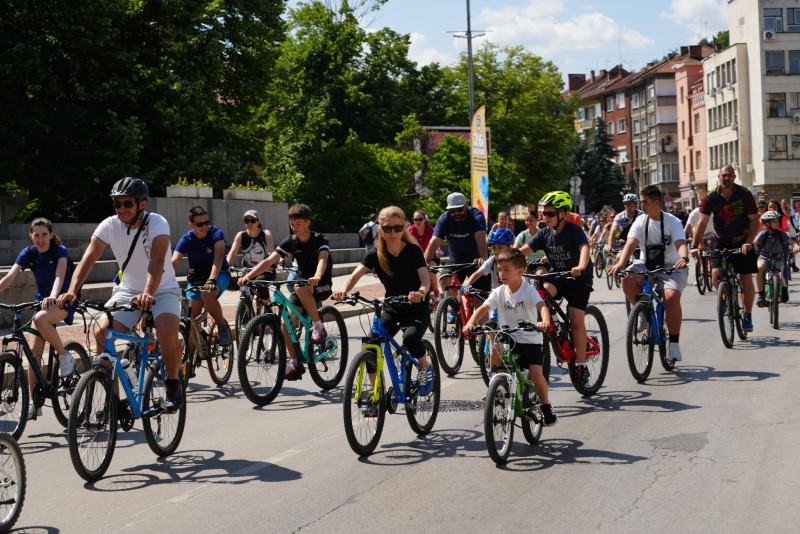 Снимка за 150 участници караха колело с кауза 