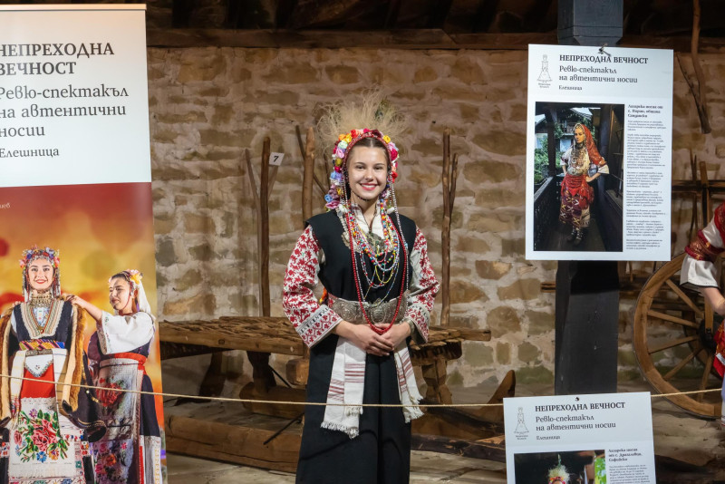 Снимка за „Нощ в миналото“ събра стотици в Етъра – начало...