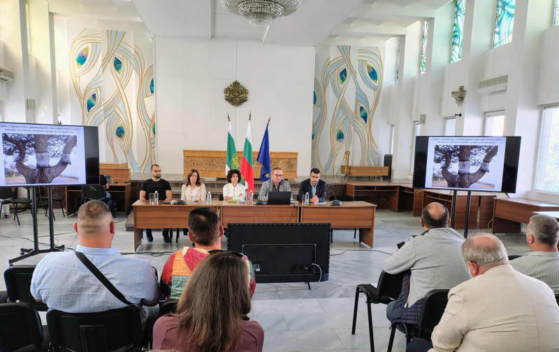 Снимка за Експерти от Института за гората при БАН за Боро...