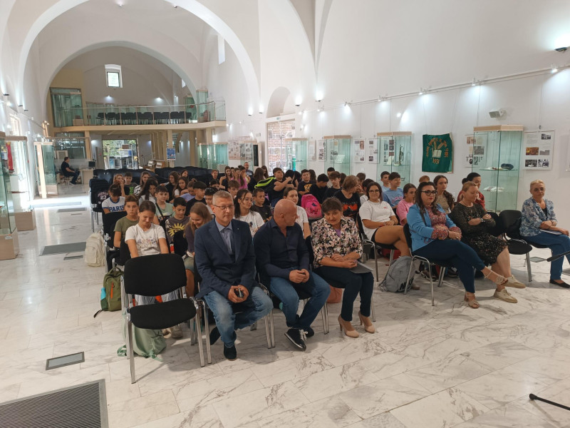 Снимка за НМО гостува в Ямбол с изложбата "Училищни симво...