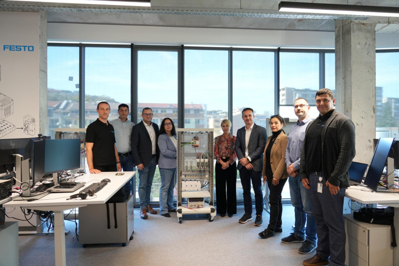 Снимка за Таня Христова по време на среща с бизнеса: "Габ...