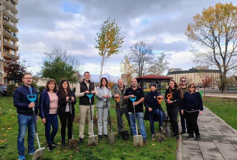 Снимка за Нови 18 дръвчета бяха засадени в парковата зона...
