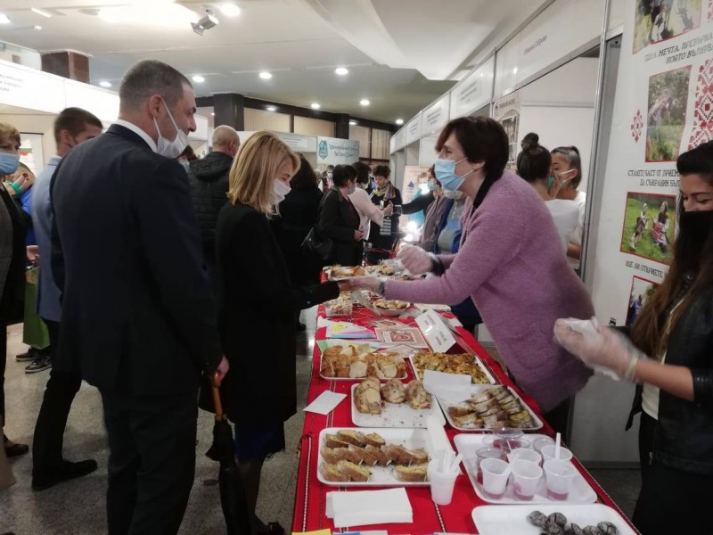 Снимка за „Частици от миналото“ и „Приеми ме на село“ – в...