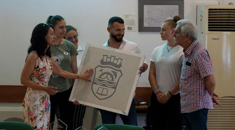 Снимка за Младежи изработиха и подариха герба на Габрово ...