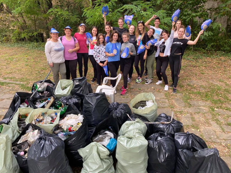 Снимка за 140 кг отпадъци от района около Летния театър