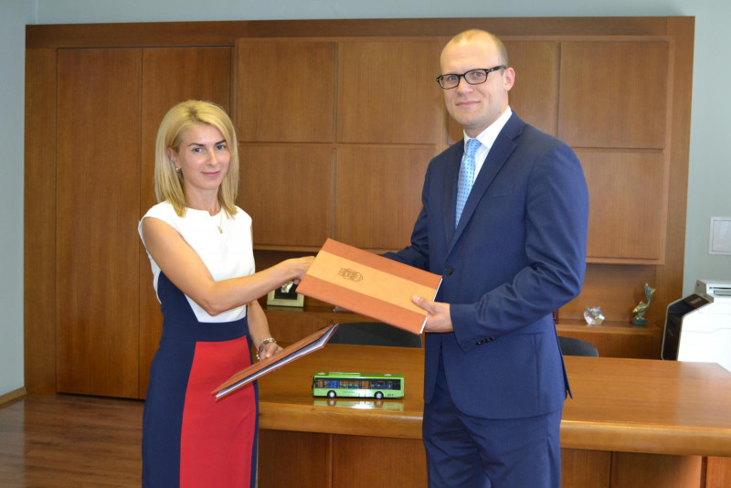 Снимка за Таня Христова подписа договор за доставка на ощ...