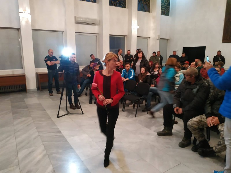 Снимка за Протестиращ подари цвете на Таня Христова