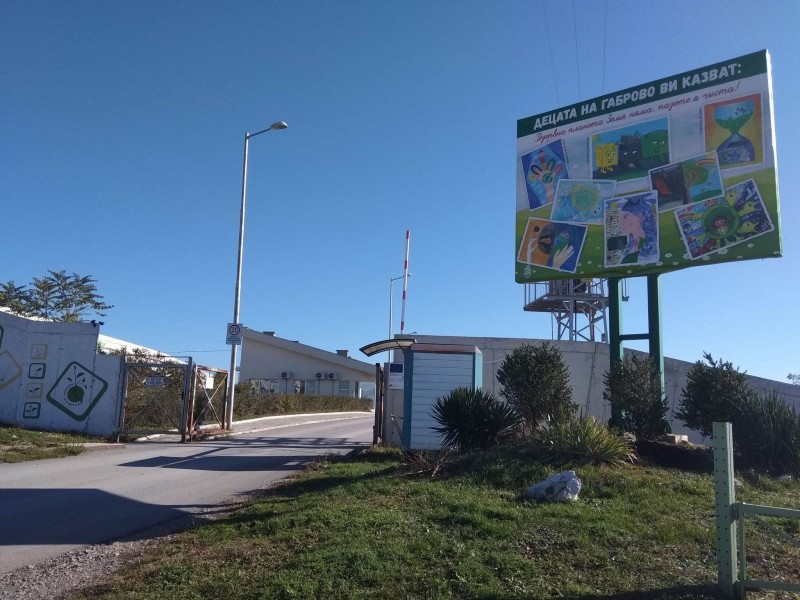 Снимка за Деца оставиха артистично послание на входа на д...