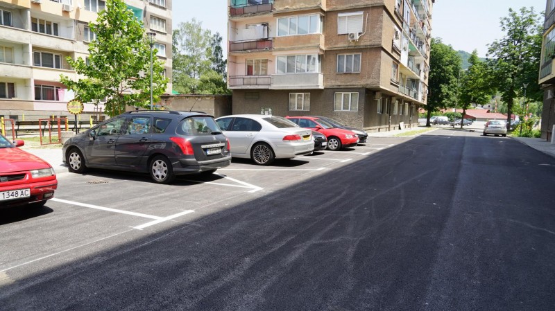 Снимка за Обновено е междублоковото пространство при ул. ...