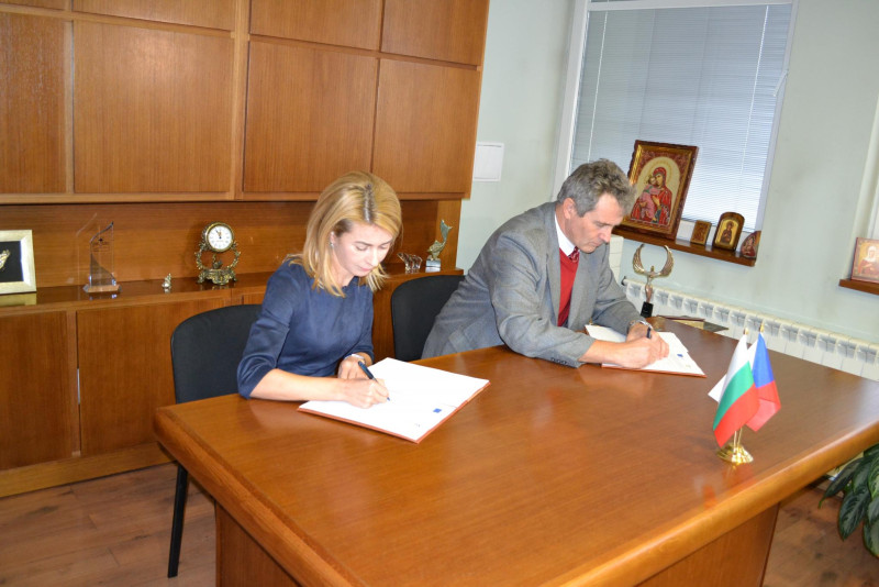 Снимка за Таня Христова подписа договора за доставка на п...