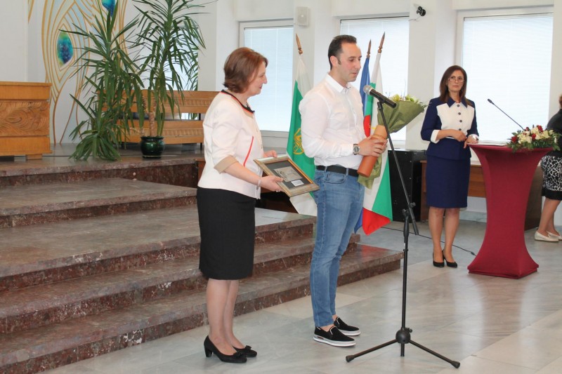 Снимка за Двама заслужили габровци получиха почетните отл...