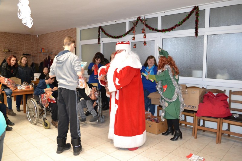 Снимка за Даниела Ненчева, ръководител на Центровете за н...