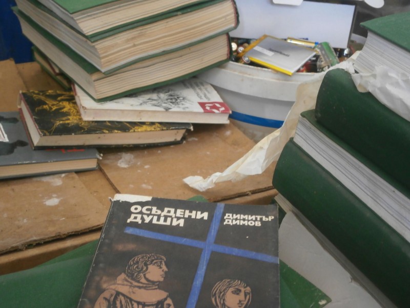 Снимка за 60 спасени книги и над половин тон отпадъци в М...