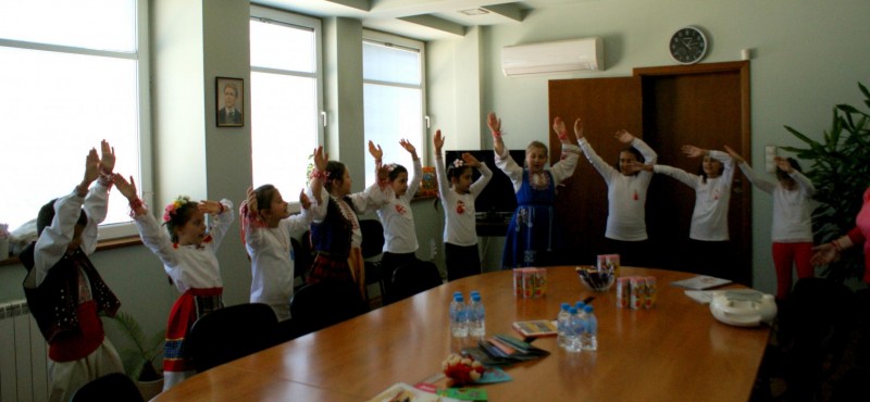 Снимка за Баба Марта дойде в Общината с най-прекрасните г...