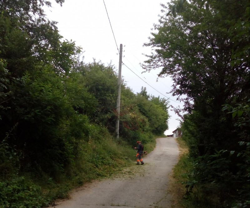 Снимка за ОП „Благоустрояване“ почиства сервитутите на об...