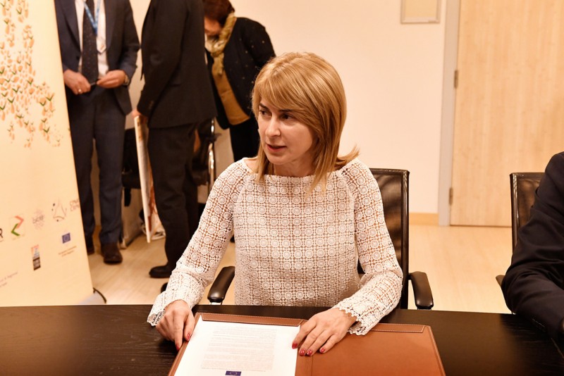 Снимка за Таня Христова подписа Декларацията за присъедин...