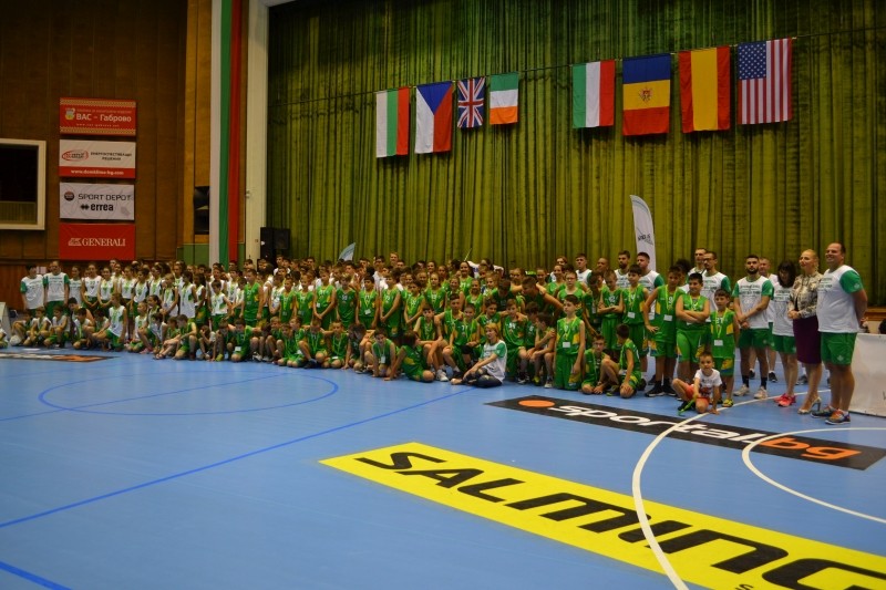 Снимка за Светът е футбол, а Габрово е баскетбол