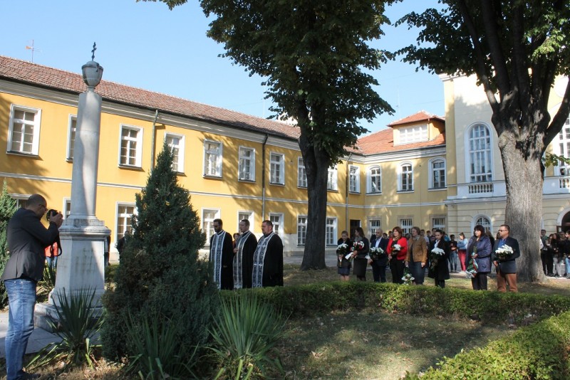 Снимка за Габрово почете паметта на Васил Априлов /в снимки/