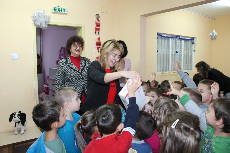 Снимка за Кметът Таня Христова раздаде предколедни подаръ...