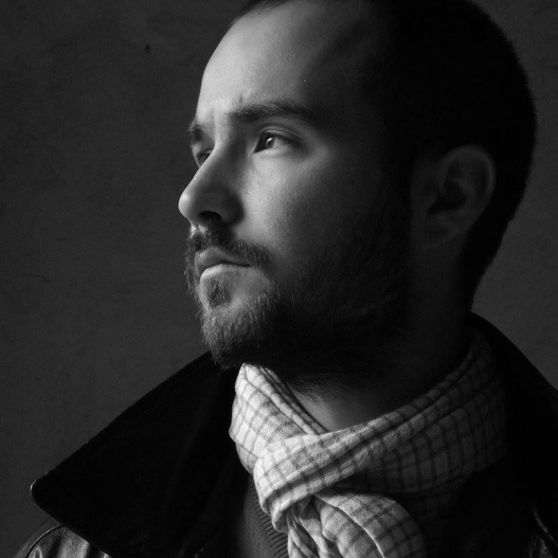 Снимка за Деян Боев представя своите рисунки и скулптура