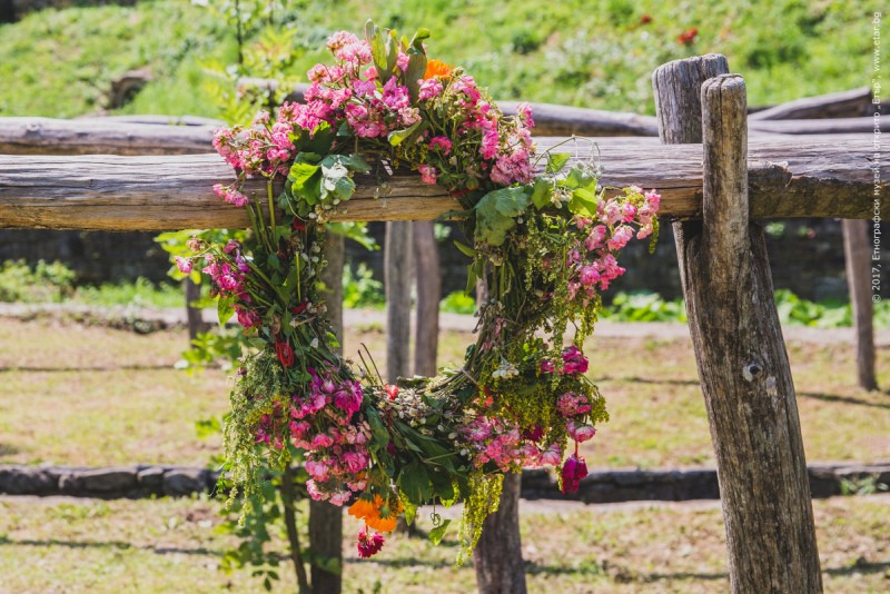 Снимка за В ЕМО „Етър“ показаха как се прави Еньовски вен...