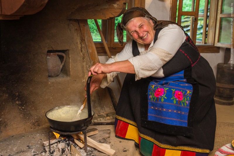 Снимка за На Петровден в ЕМО „Етър” черпят посетителите с...