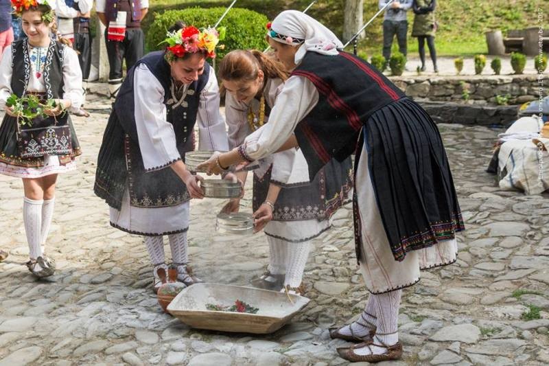 Снимка за Капанци представиха в ЕМО „Етър” сватбени обича...