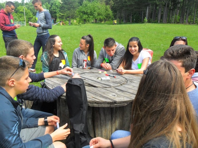 Снимка за „Заедно извън час“ събра младежи от всички габр...