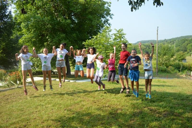 Снимка за Внучета „назаем“ гостуват през август на баба и...