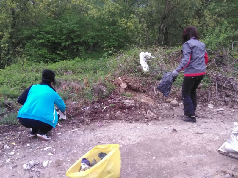 Снимка за 7,2 тона отпадъци почистени от терен до пречист...