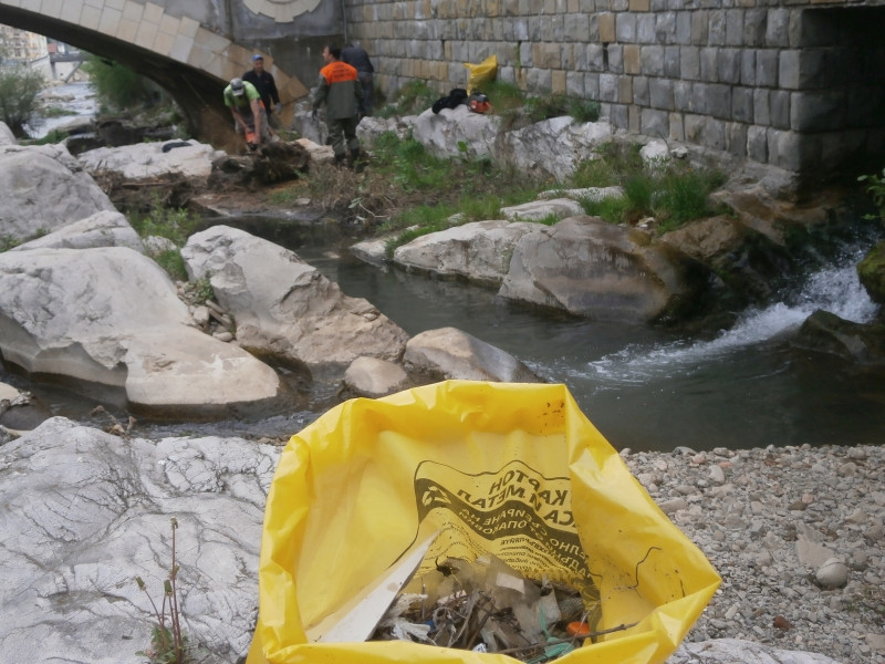 Снимка за 212 тона събрани отпадъци - след финала на „Про...