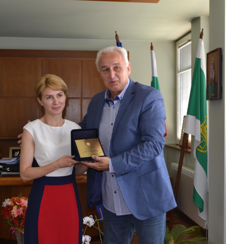 Снимка за Таня Христова с плакет от БФС за принос към раз...