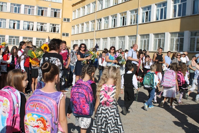 Снимка за Заместник-кметът Нела Рачевиц откри учебната го...