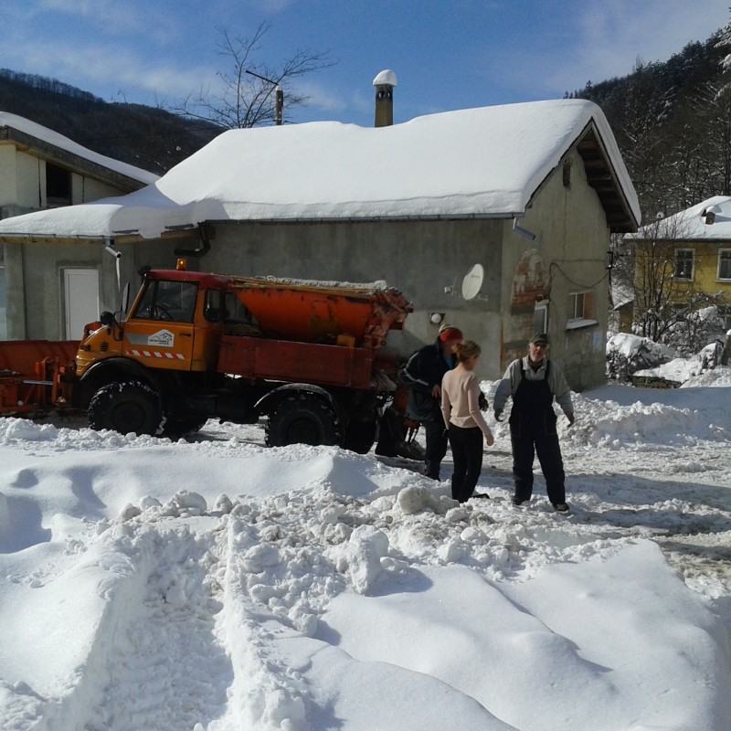 Снимка за Продължава почистването на града и вътрешни ули...