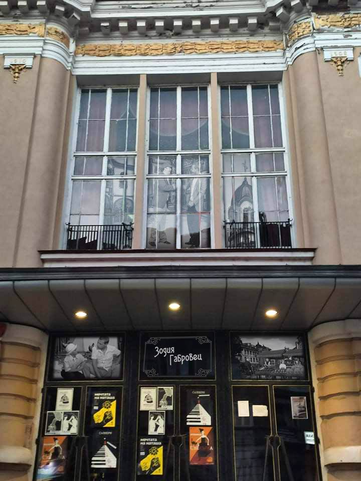 Снимка за Популярни шеги оживяха по прозорците на габровс...