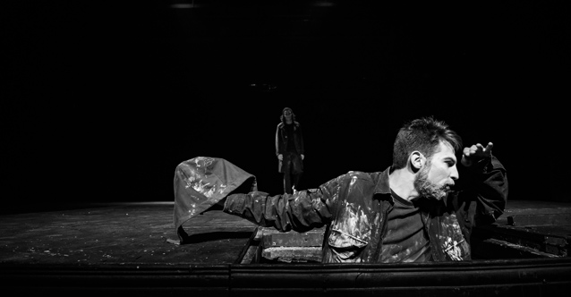 Снимка за „Сфумато“ представя „Това не е Хамлет“ на габро...