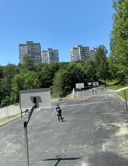 Снимка за СУ „Отец Паисий“ с обновени спортни площадки