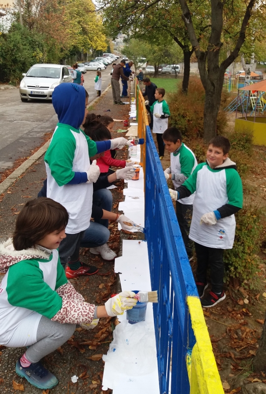 Снимка за Деца-доброволци разкрасиха пространството около...