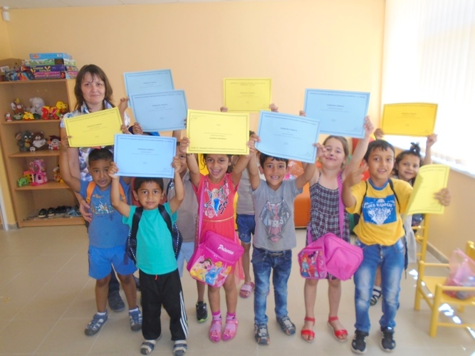 Снимка за 28 деца от уязвими групи са готови за училище