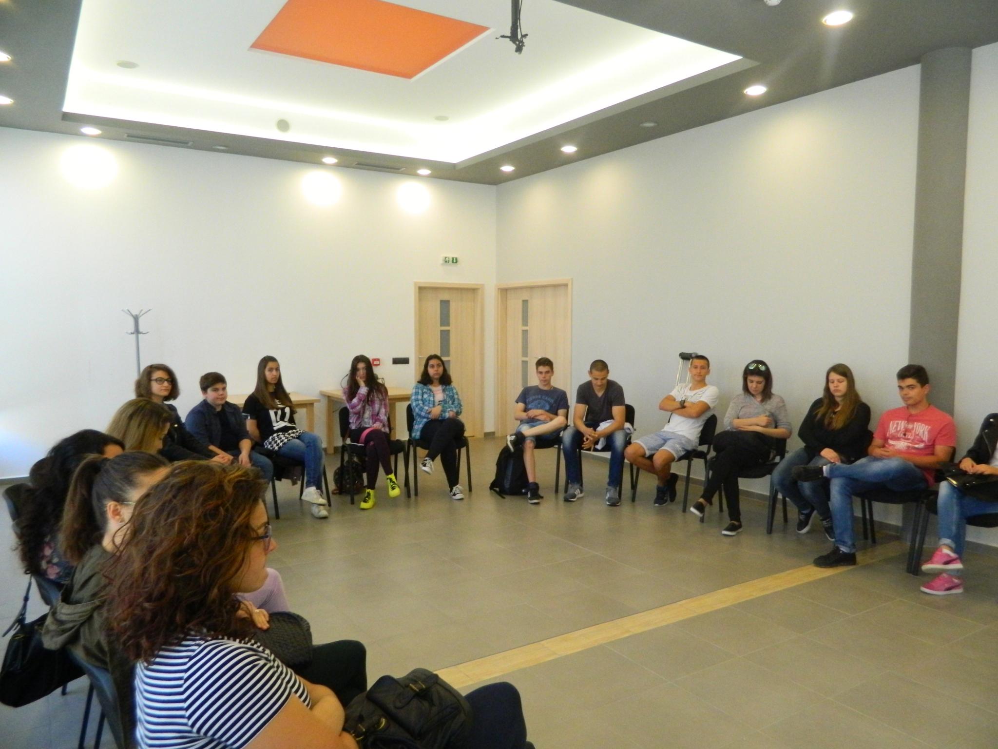 Снимка за Ученици и учители от ПМГ се обучиха да прилагат...