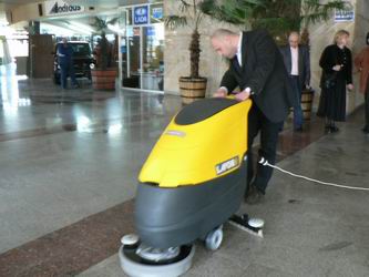 Снимка за Спортистите почистиха, кметът им помогна с фоайето