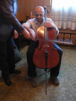 Снимка за Кметът взе първи урок на инструмента чело от го...