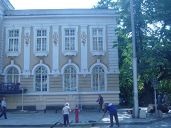 Снимка за Отрязването на дърветата пред Театъра предотвра...