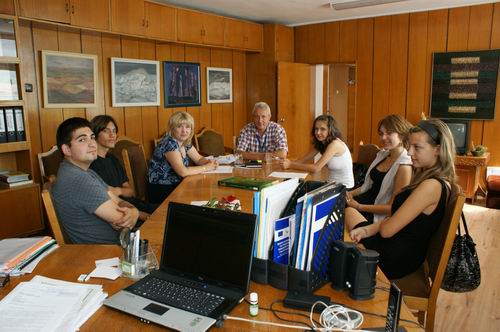 Снимка за В Деня на младите хора, младежи поеха отделите ...