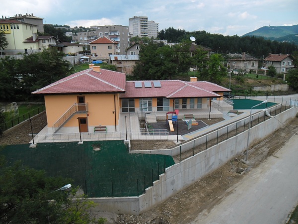 Снимка за Подписани са договорите за разкриване на социал...