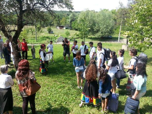 Снимка за Новаковските „приемни” баби и дядовци посрещнах...