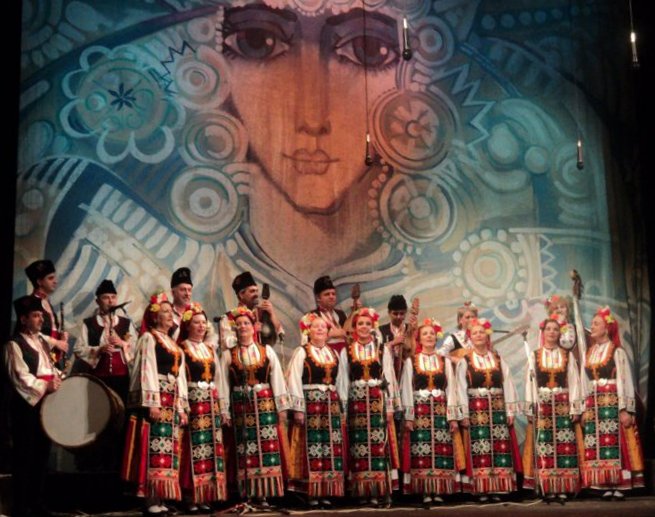 Снимка за Ансамбъл „Загоре“ танцува в АИР „Боженци“