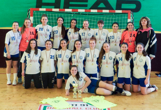 Снимка за Девойките до 16 години на ХК „Бъки“ отново взех...